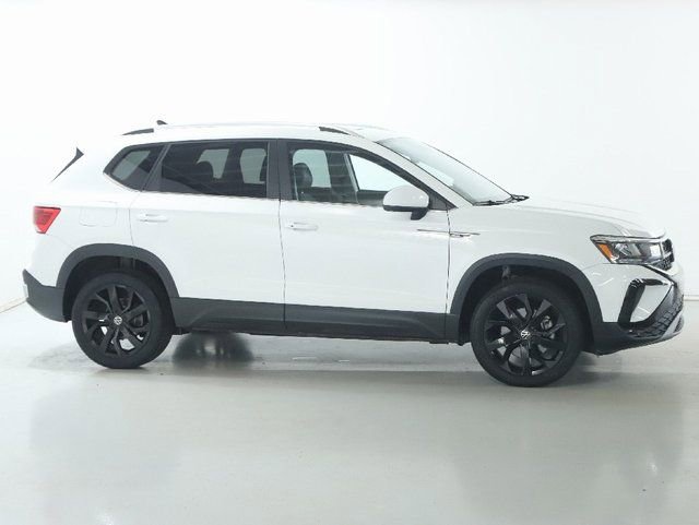Used 2023 Volkswagen Taos SE w/ Panoramic Sunroof Package FWD image 11