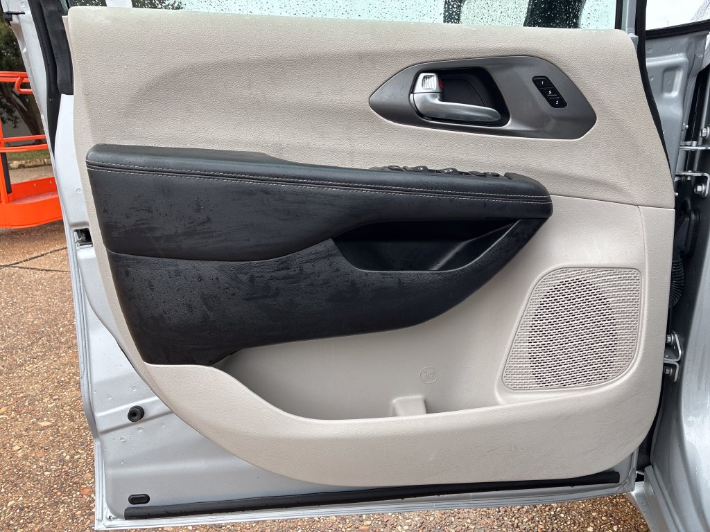 Used 2024 Chrysler Pacifica Touring-L FWD image 12