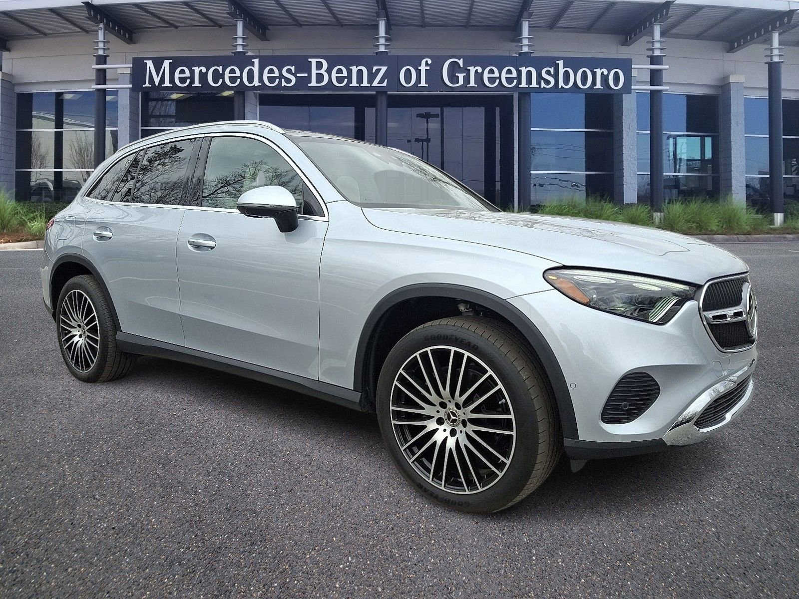 Used 2023 Mercedes-Benz GLC 300 4MATIC image 3