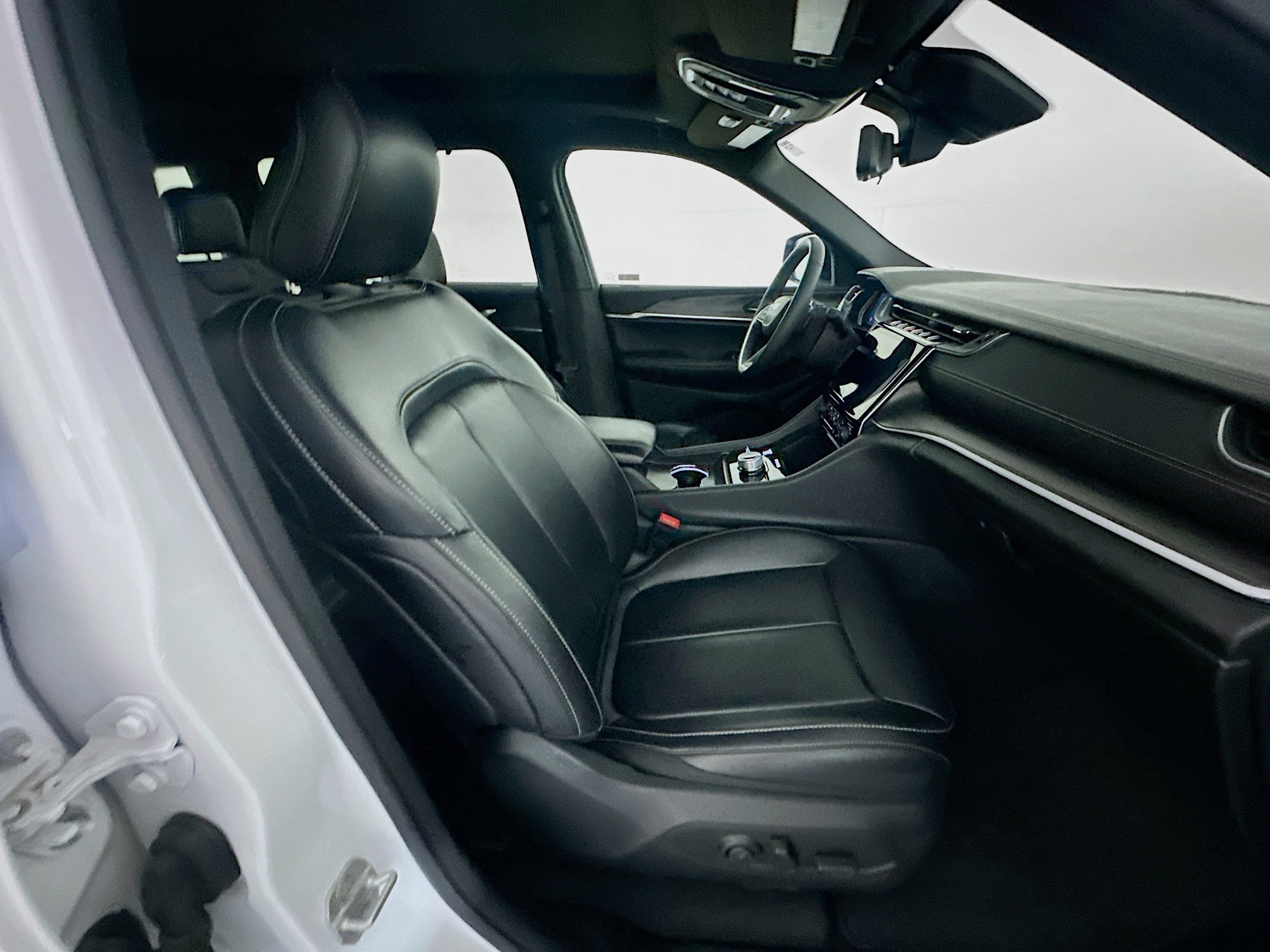 Used 2024 Jeep Grand Cherokee L Limited w/ Luxury Tech Group II image 32