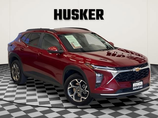 Used 2025 Chevrolet Trax LT FWD image 1