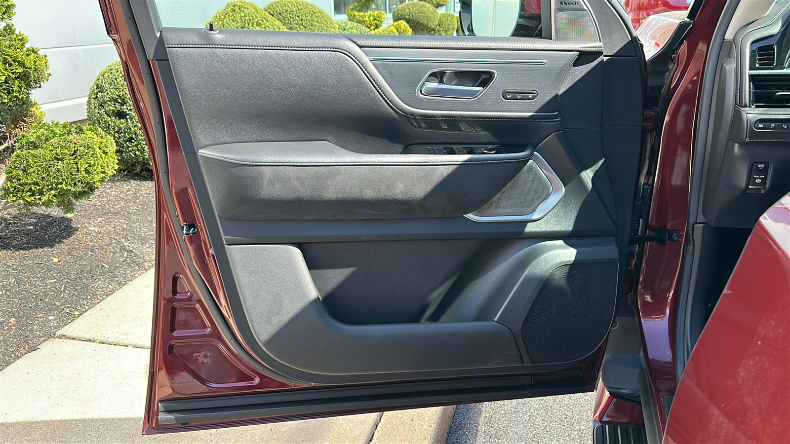 Used 2025 INFINITI QX80 Sensory image 14