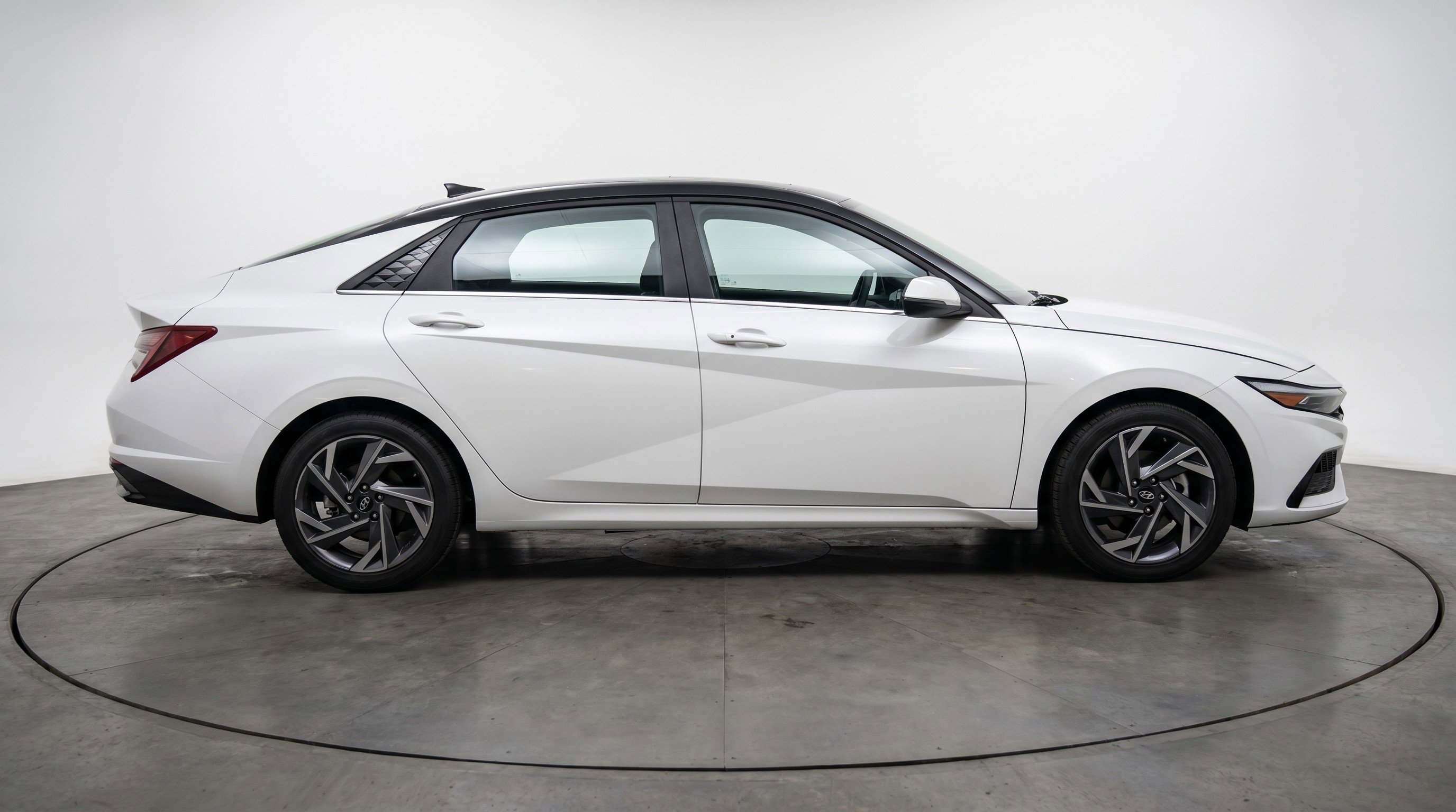 Used 2025 Hyundai Elantra SEL FWD image 11