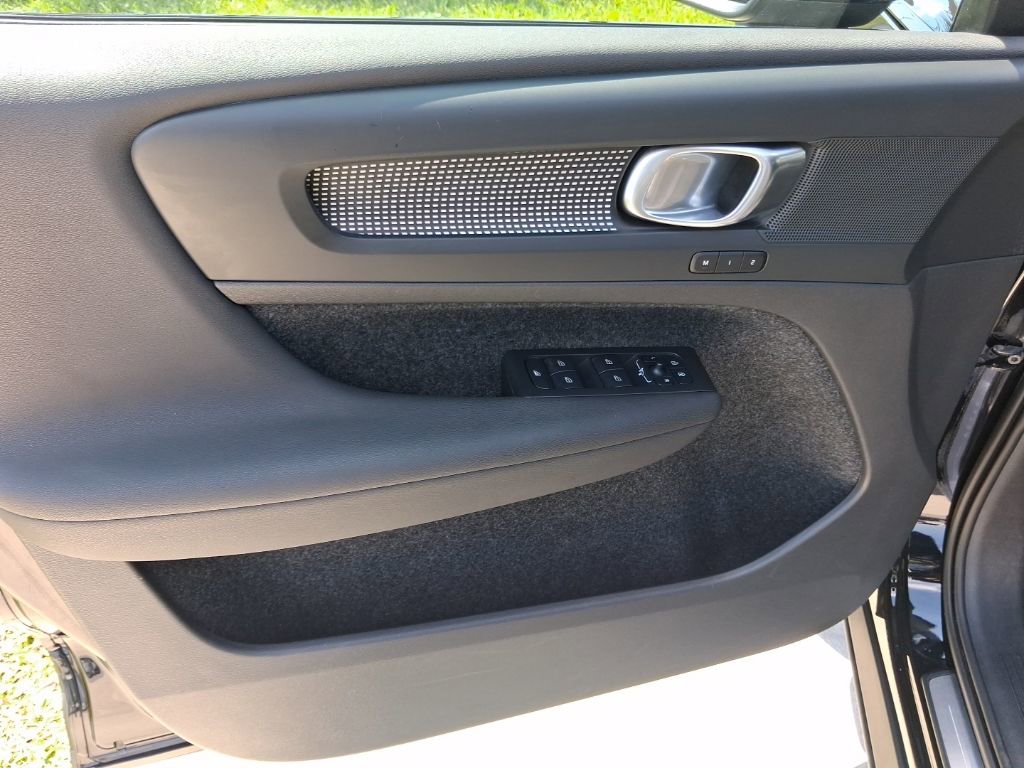 Used 2023 Volvo XC40 B5 Plus w/ Climate Package image 15