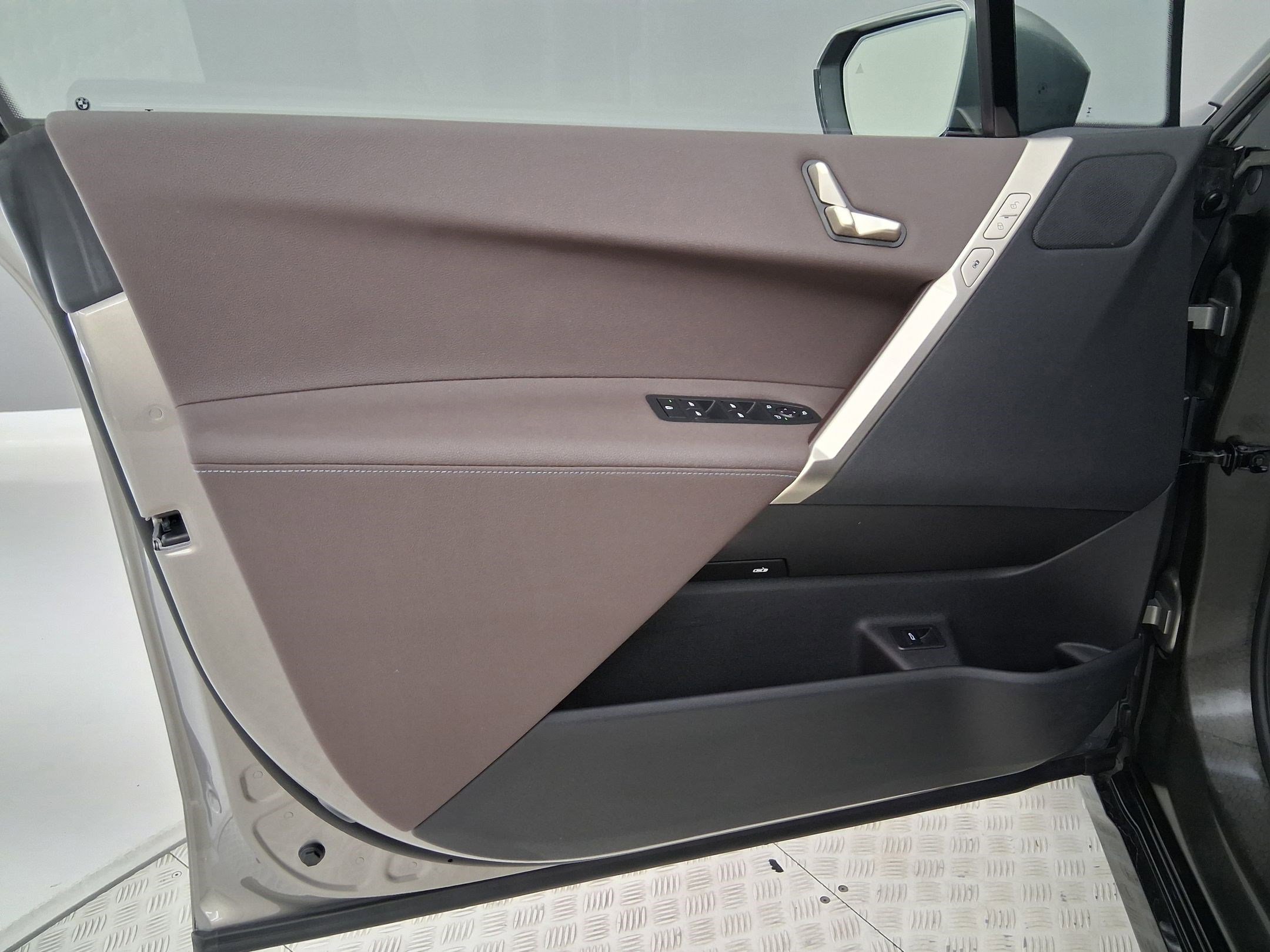 Used 2023 BMW iX xDrive50 w/ Sport Package image 18