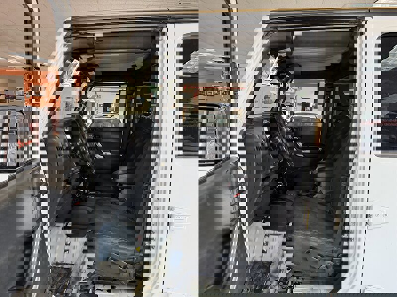 Used 2018 Jeep Wrangler Unlimited Sahara image 9