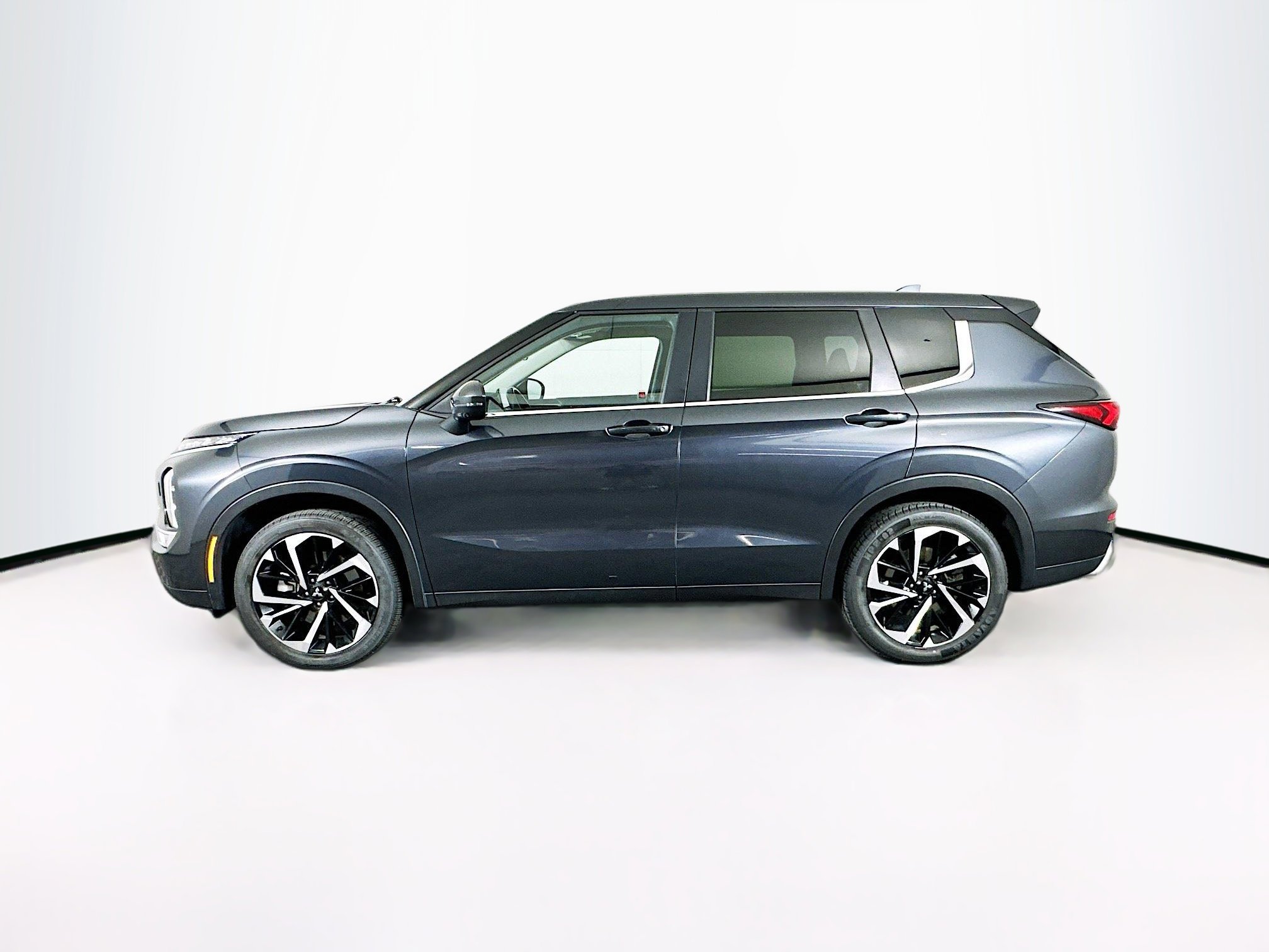 Used 2024 Mitsubishi Outlander SE image 4