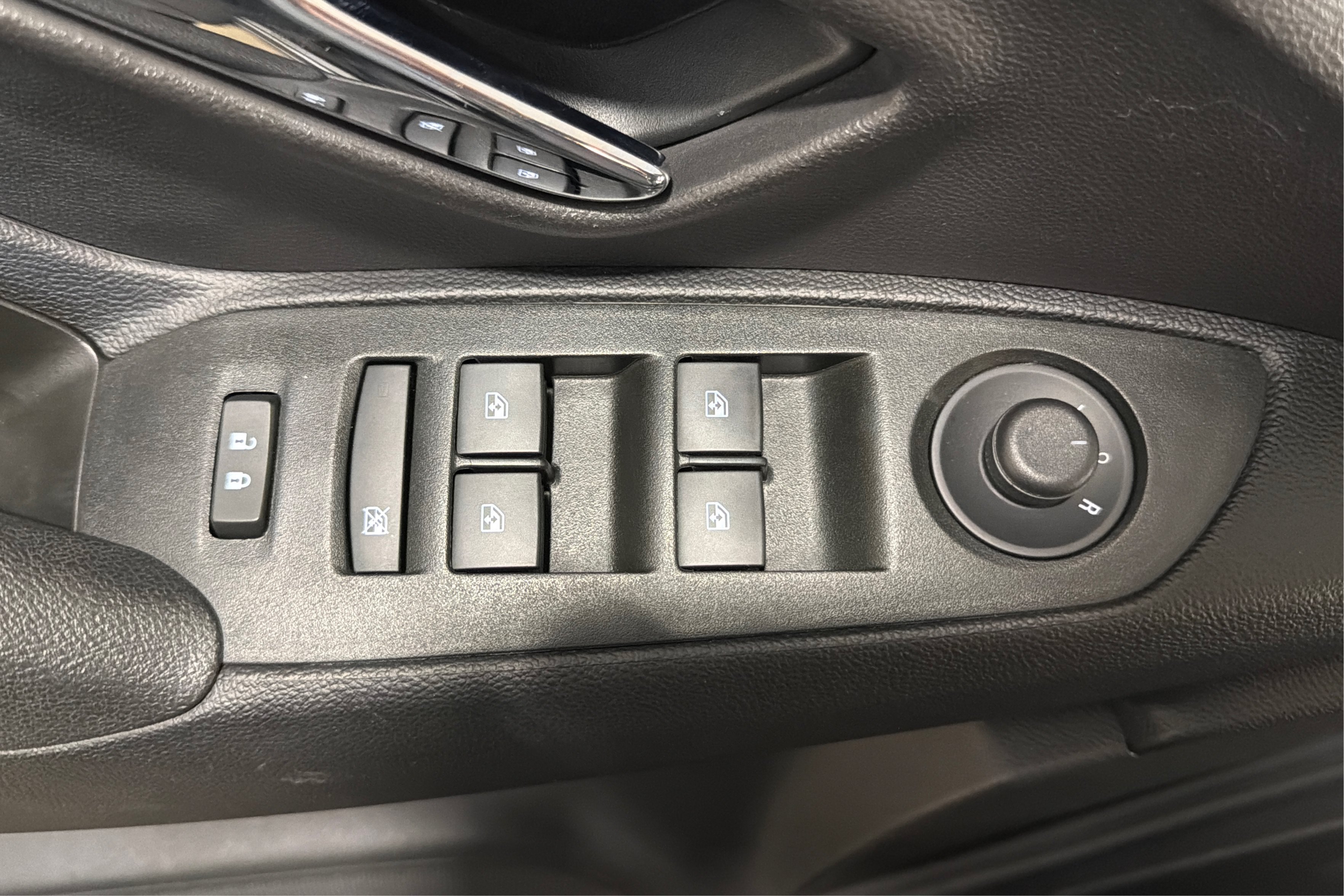 Used 2019 Chevrolet Trax LT w/ LT Convenience Package AWD/4WD image 16