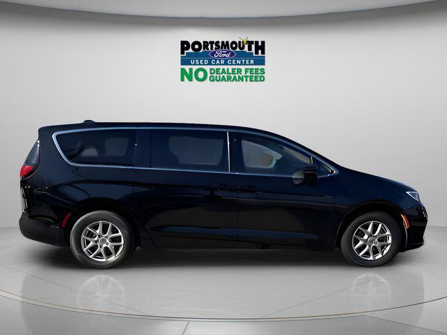 Used 2024 Chrysler Pacifica Touring-L image 6