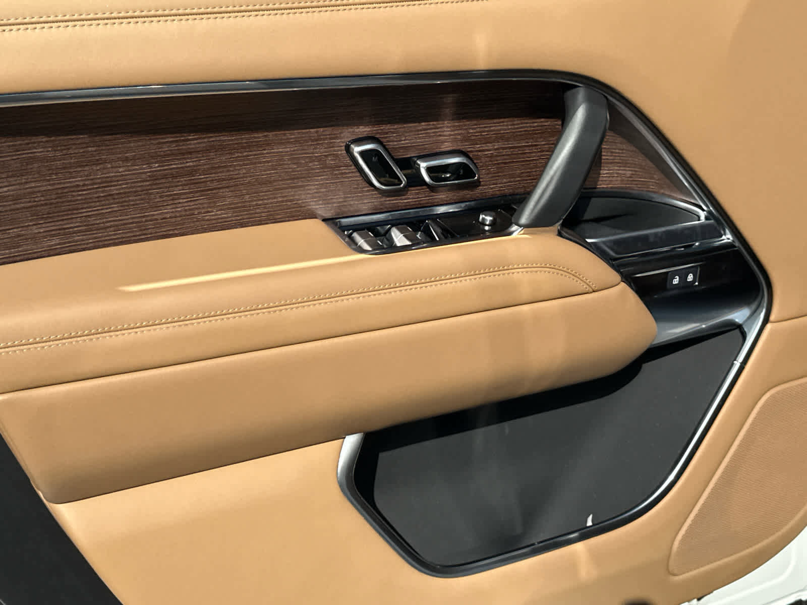 New 2025 Land Rover Range Rover Long Wheelbase SE image 15