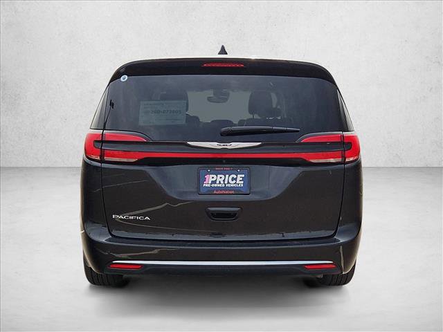 Used 2024 Chrysler Pacifica Touring-L image 7