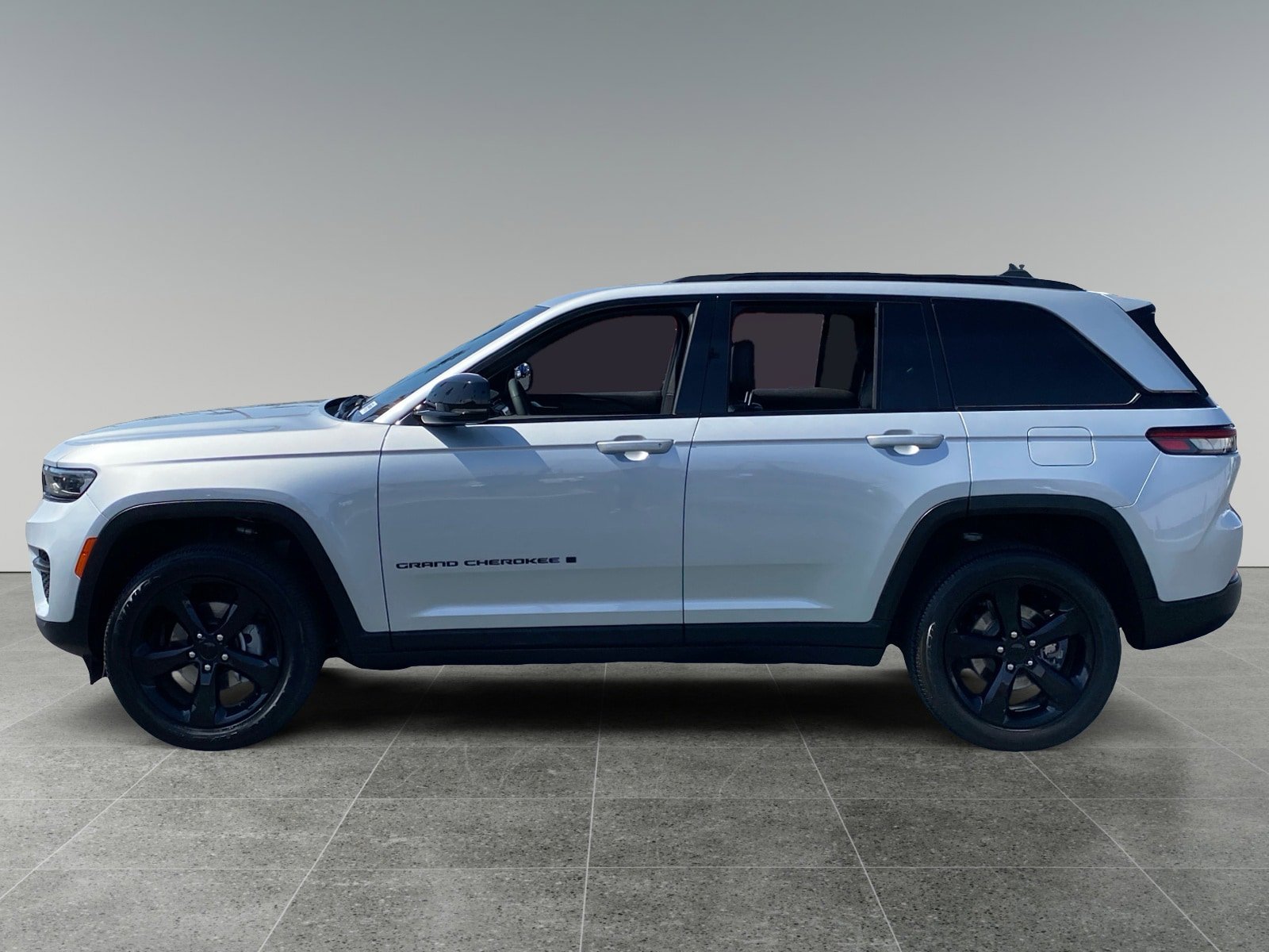 Used 2023 Jeep Grand Cherokee Altitude AWD/4WD image 2