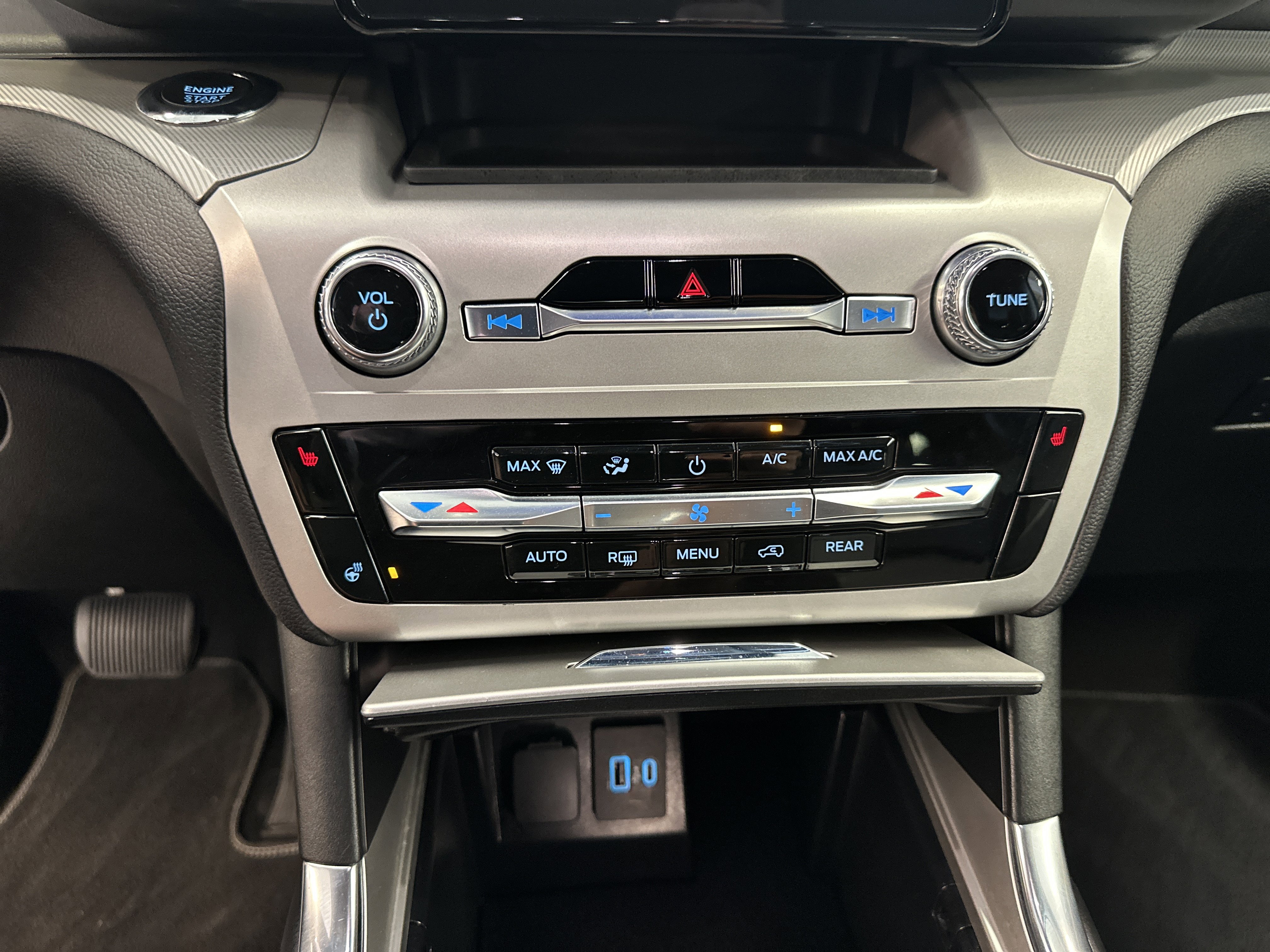 Certified 2022 Ford Explorer XLT w/ Equipment Group 202A image 33