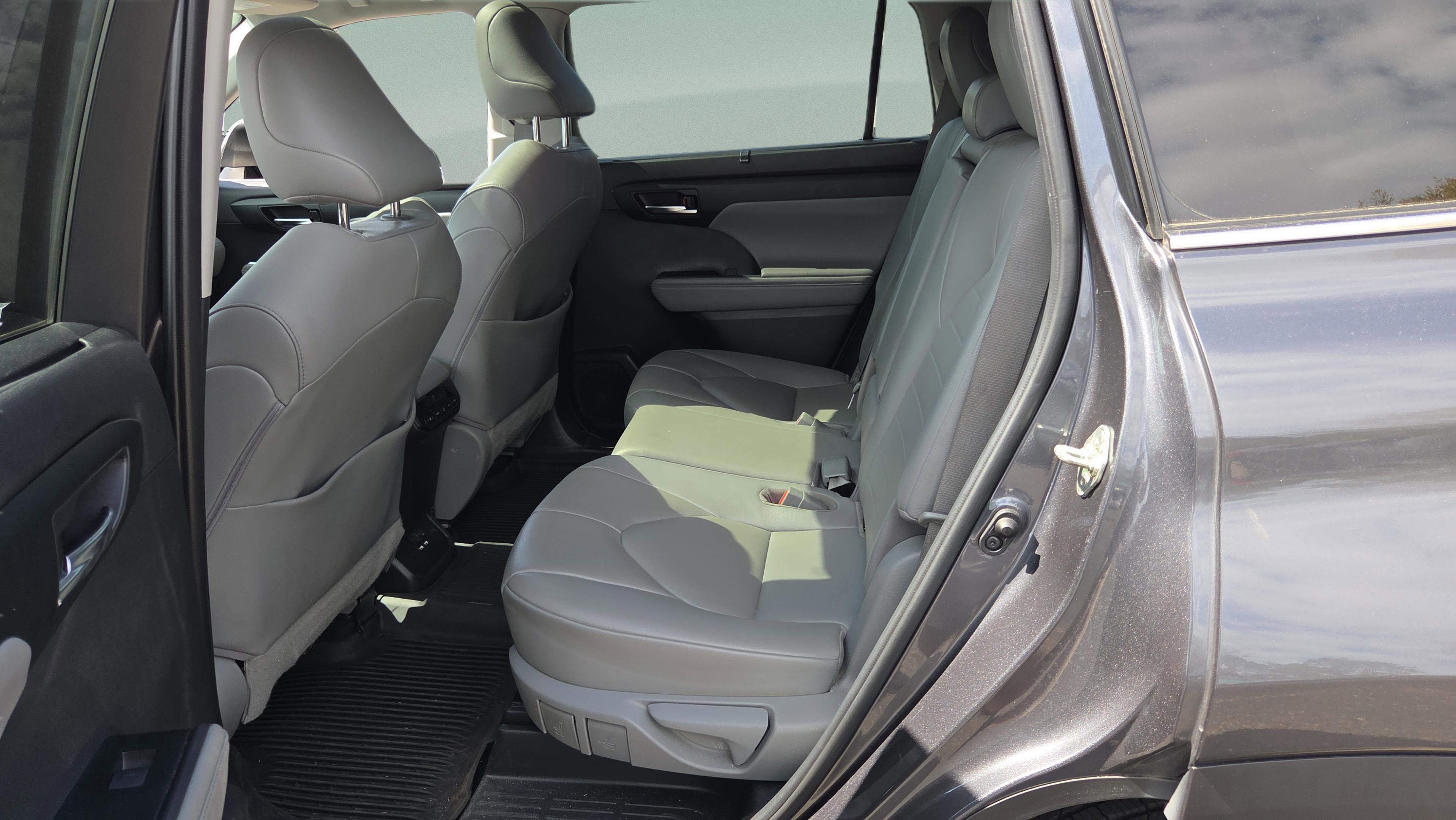 Used 2020 Toyota Highlander XLE image 11