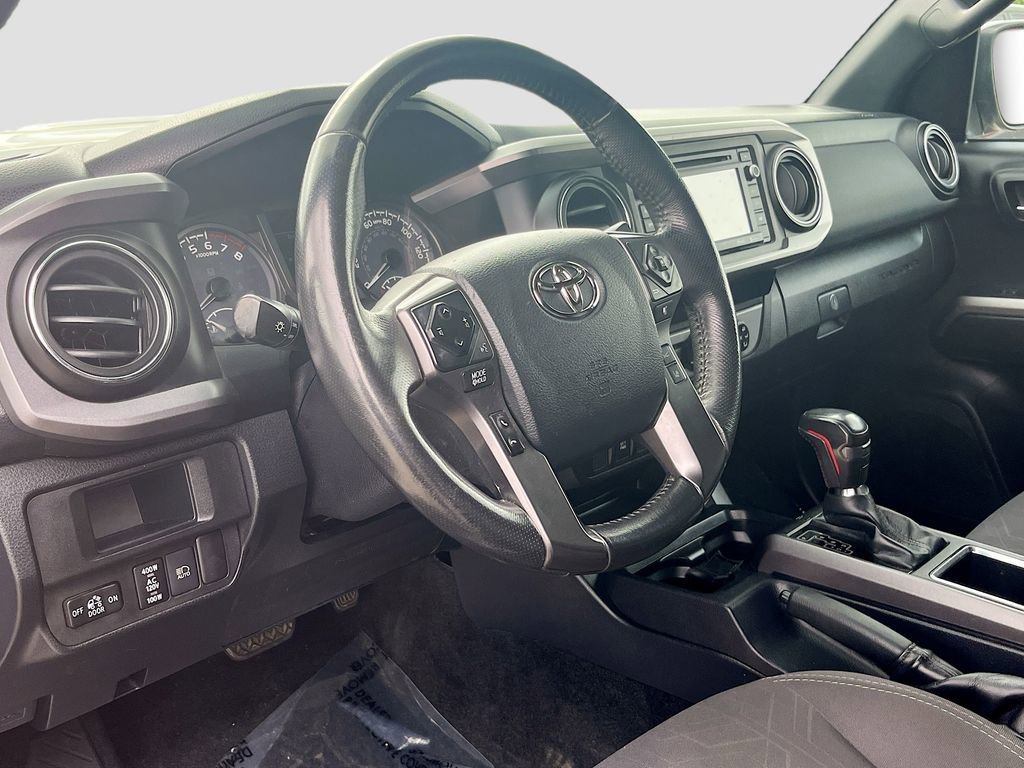 Used 2018 Toyota Tacoma TRD Sport image 9