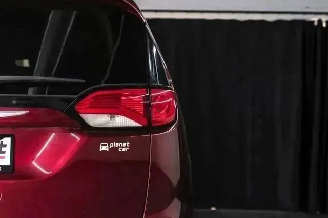 Used 2018 Chrysler Pacifica Touring Plus w/ Tire & Wheel Group FWD image 46