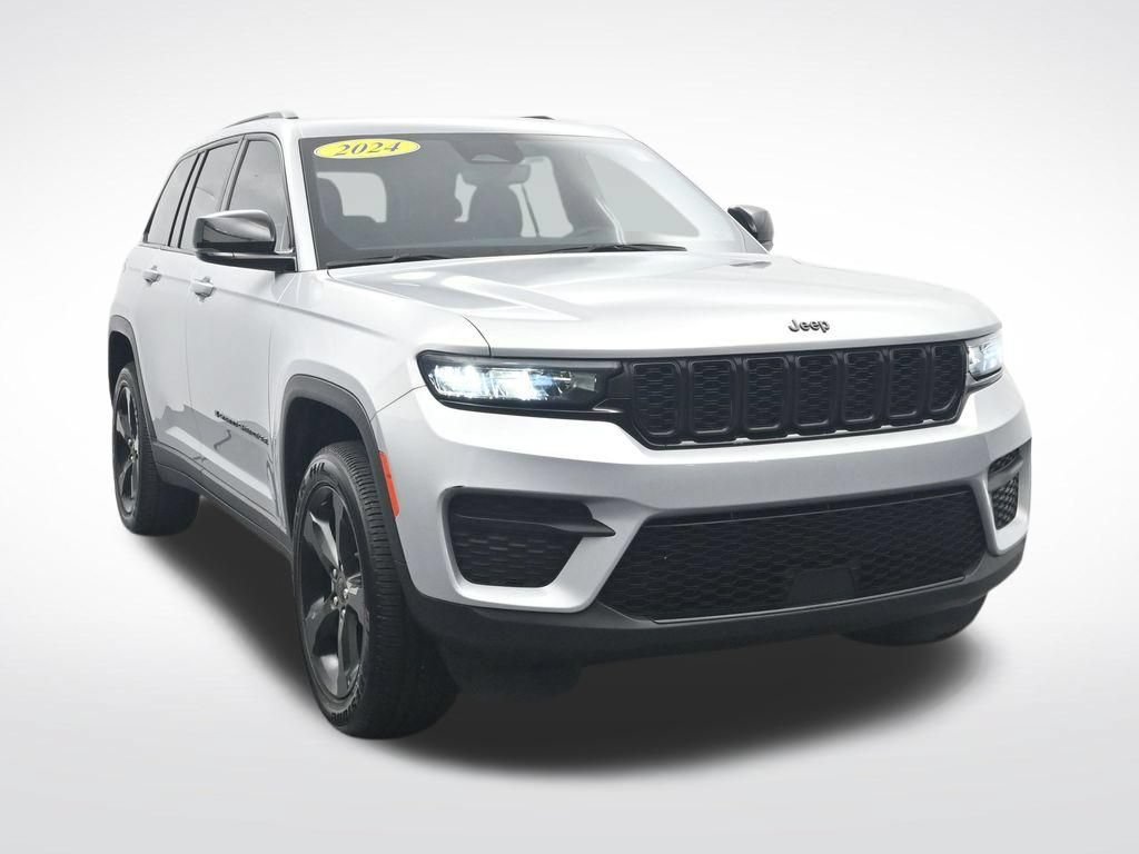Used 2024 Jeep Grand Cherokee Altitude RWD image 3