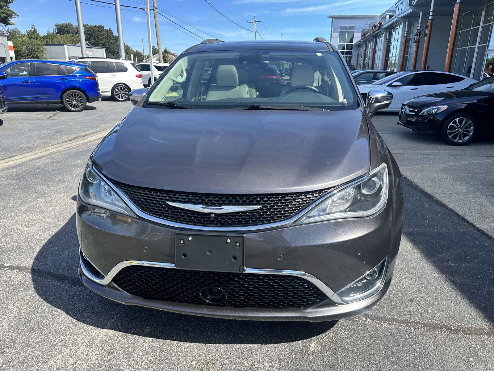 Used 2018 Chrysler Pacifica Limited w/ Tire & Wheel Group FWD image 9