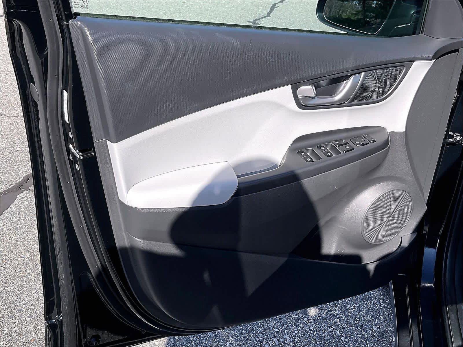 Used 2023 Hyundai Kona SE w/ Cargo Package FWD image 9