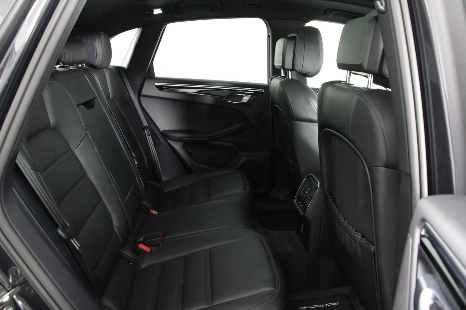 Certified 2025 Porsche Macan AWD/4WD image 32