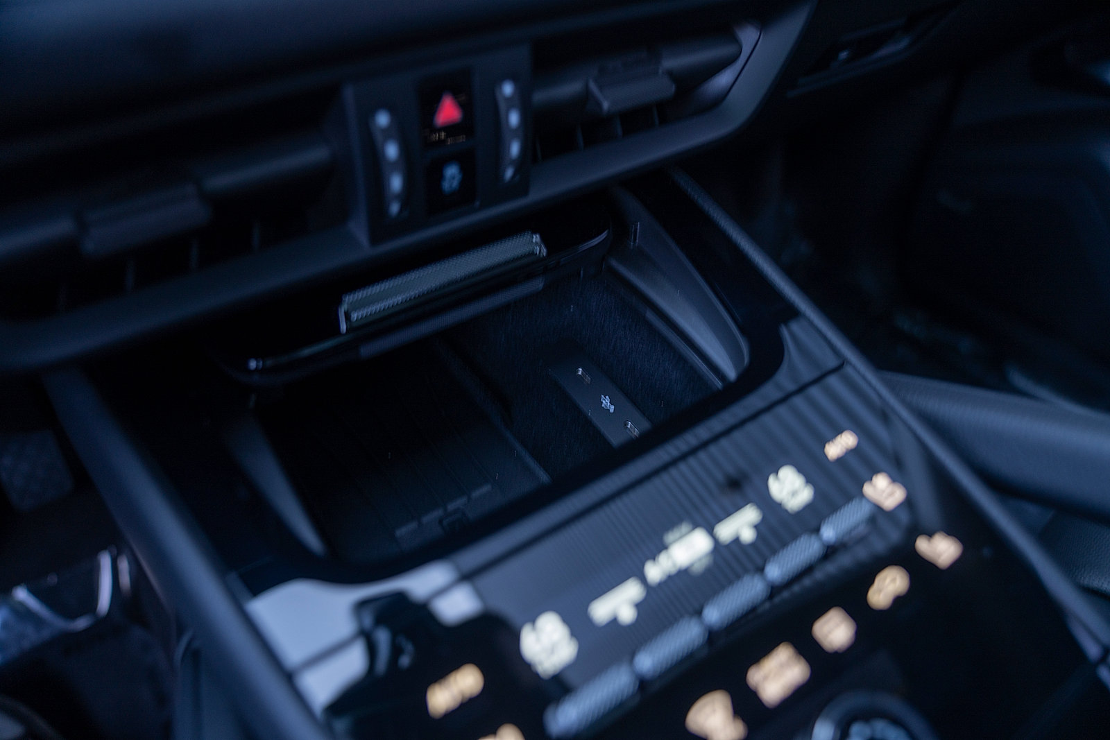 Certified 2025 Porsche Cayenne E-Hybrid Coupe AWD/4WD image 16