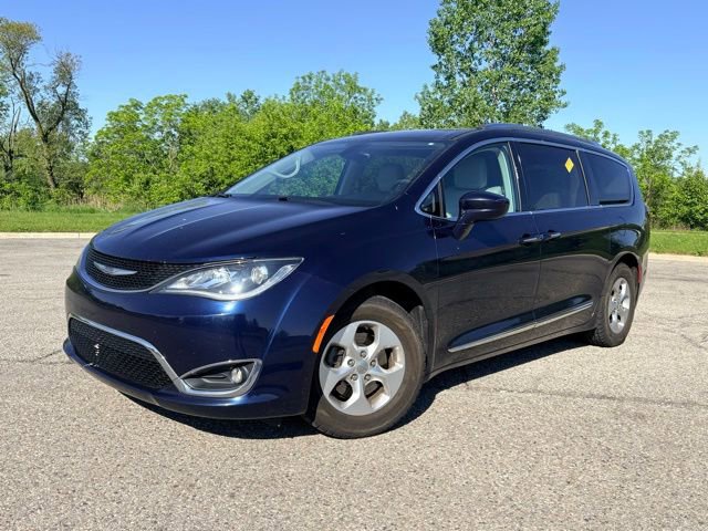 Used 2017 Chrysler Pacifica Touring-L Plus FWD video 1