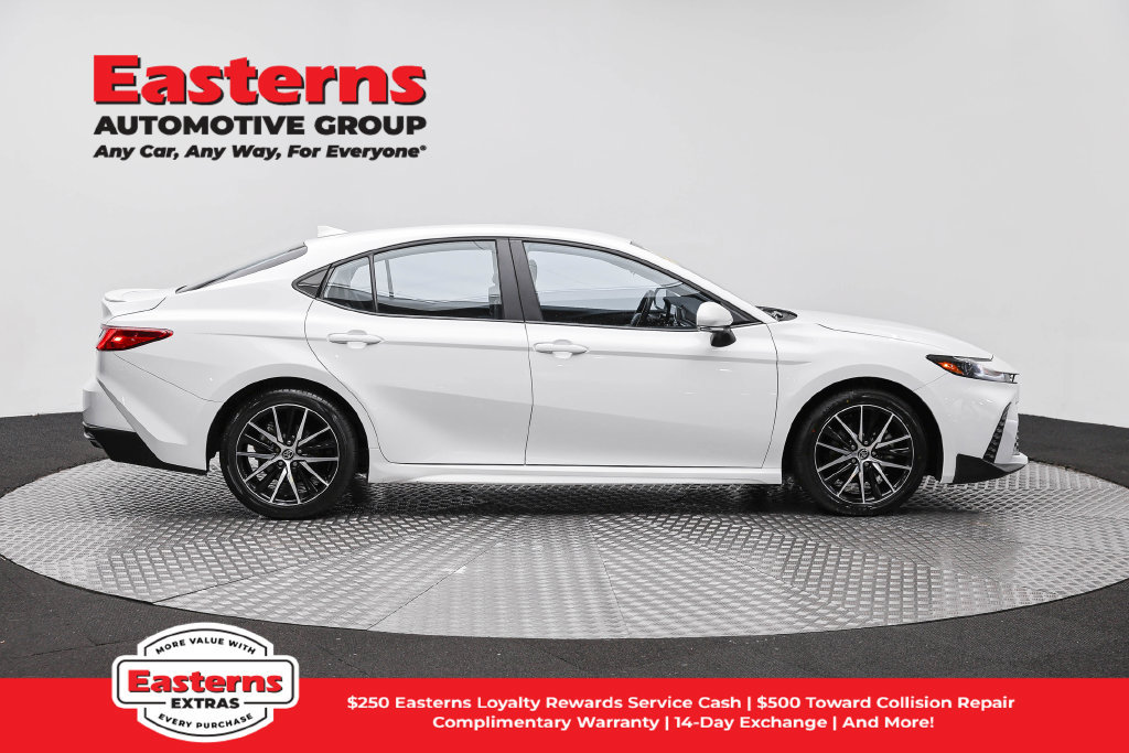 Used 2025 Toyota Camry SE FWD image 5