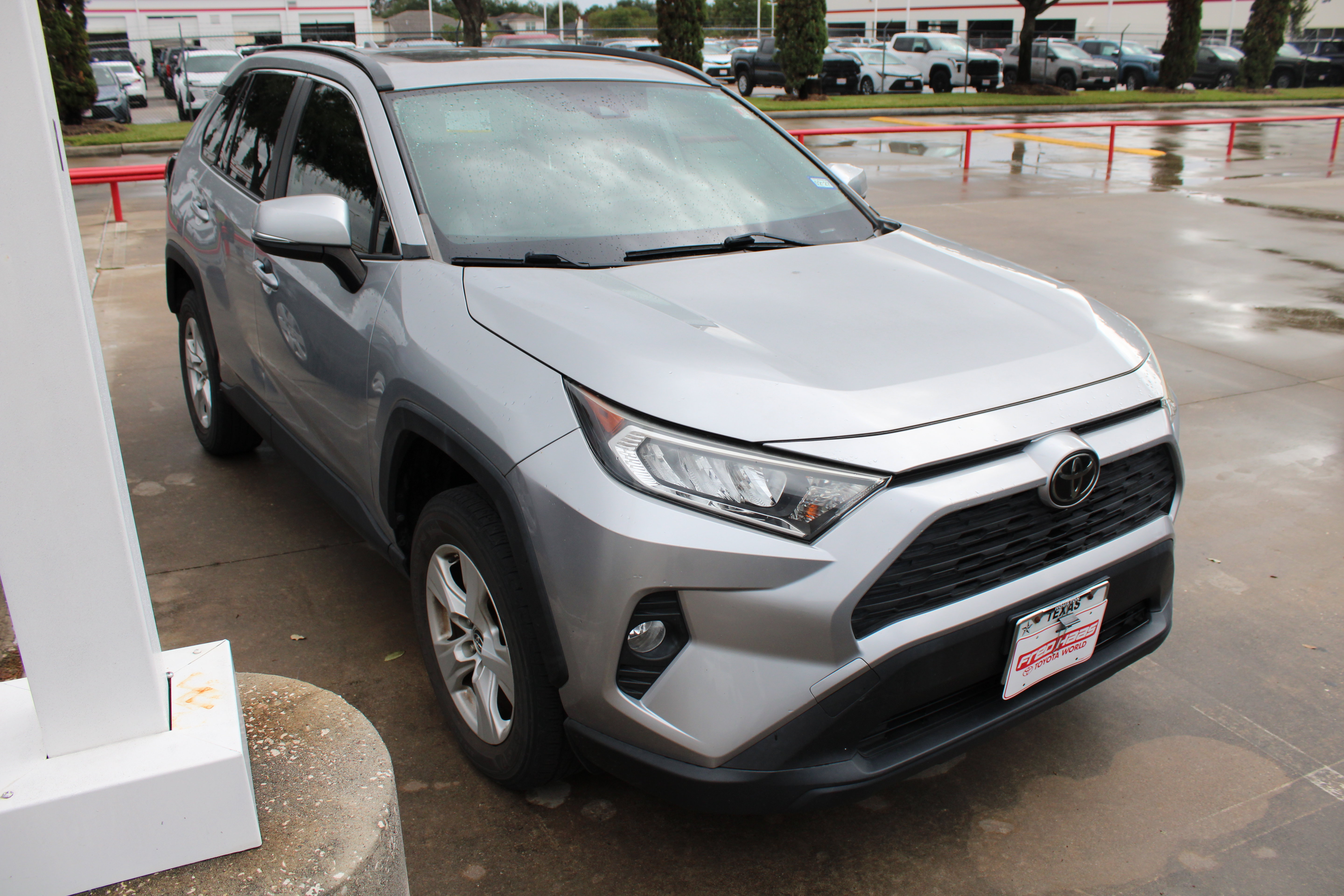 Used 2019 Toyota RAV4 XLE w/ Convenience Package FWD image 2