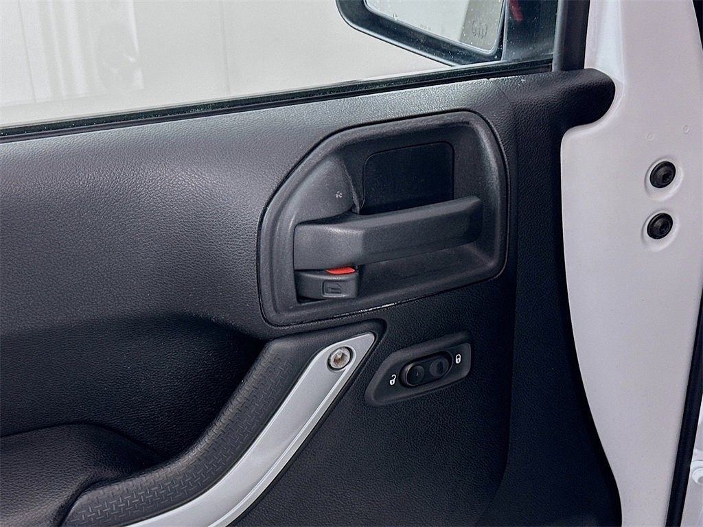 Used 2015 Jeep Wrangler Unlimited Sahara image 15