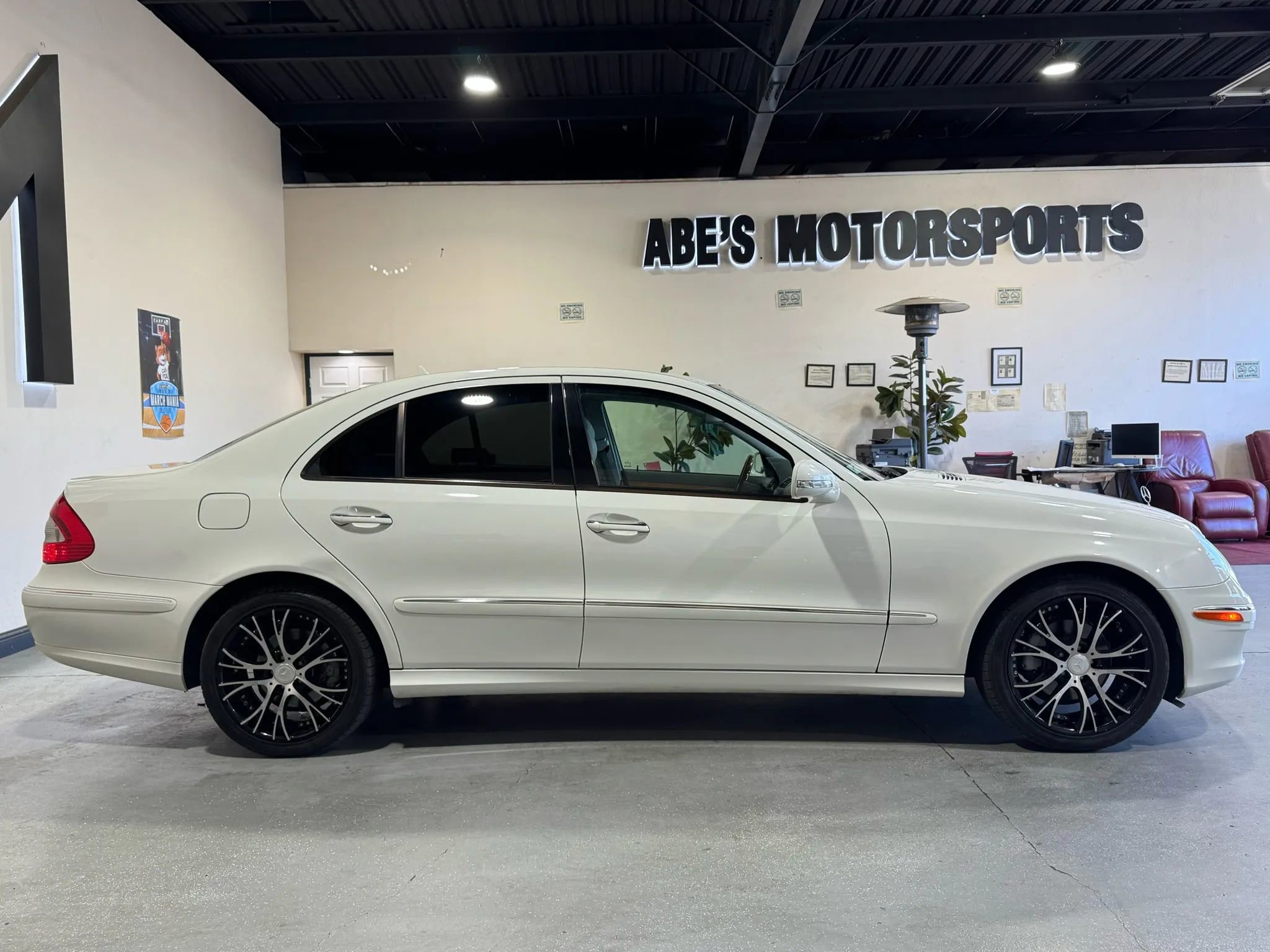 Used 2009 Mercedes-Benz E 350 Sedan image 4