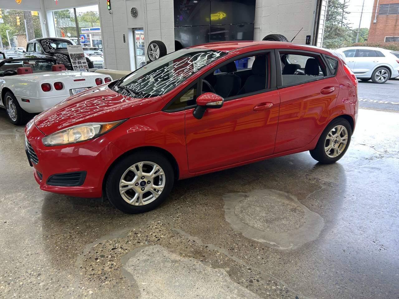 Used 2015 Ford Fiesta SE image 2