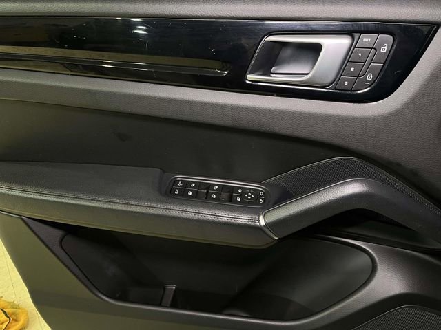 Used 2023 Porsche Cayenne w/ Premium Package image 36