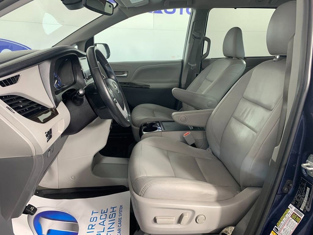Used 2018 Toyota Sienna XLE Premium image 16