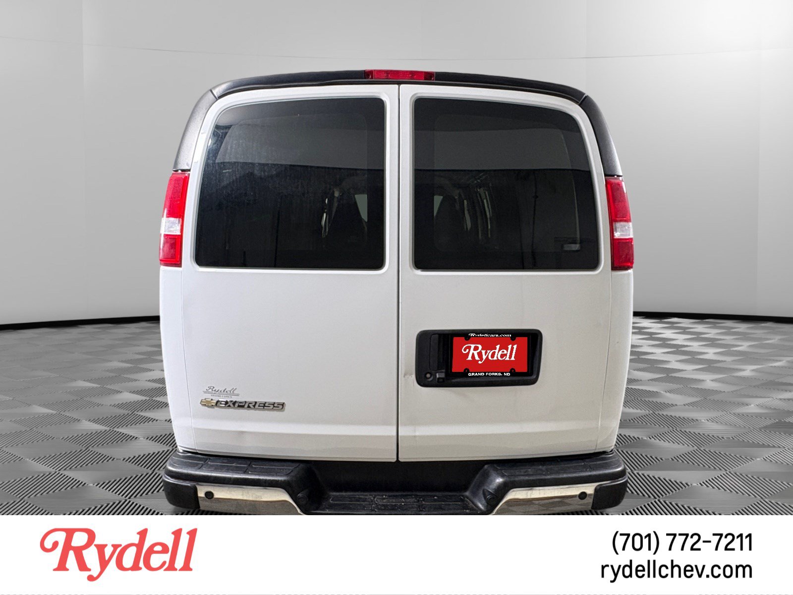 Used 2019 Chevrolet Express 3500 Extended w/ Driver Convenience Package RWD image 4