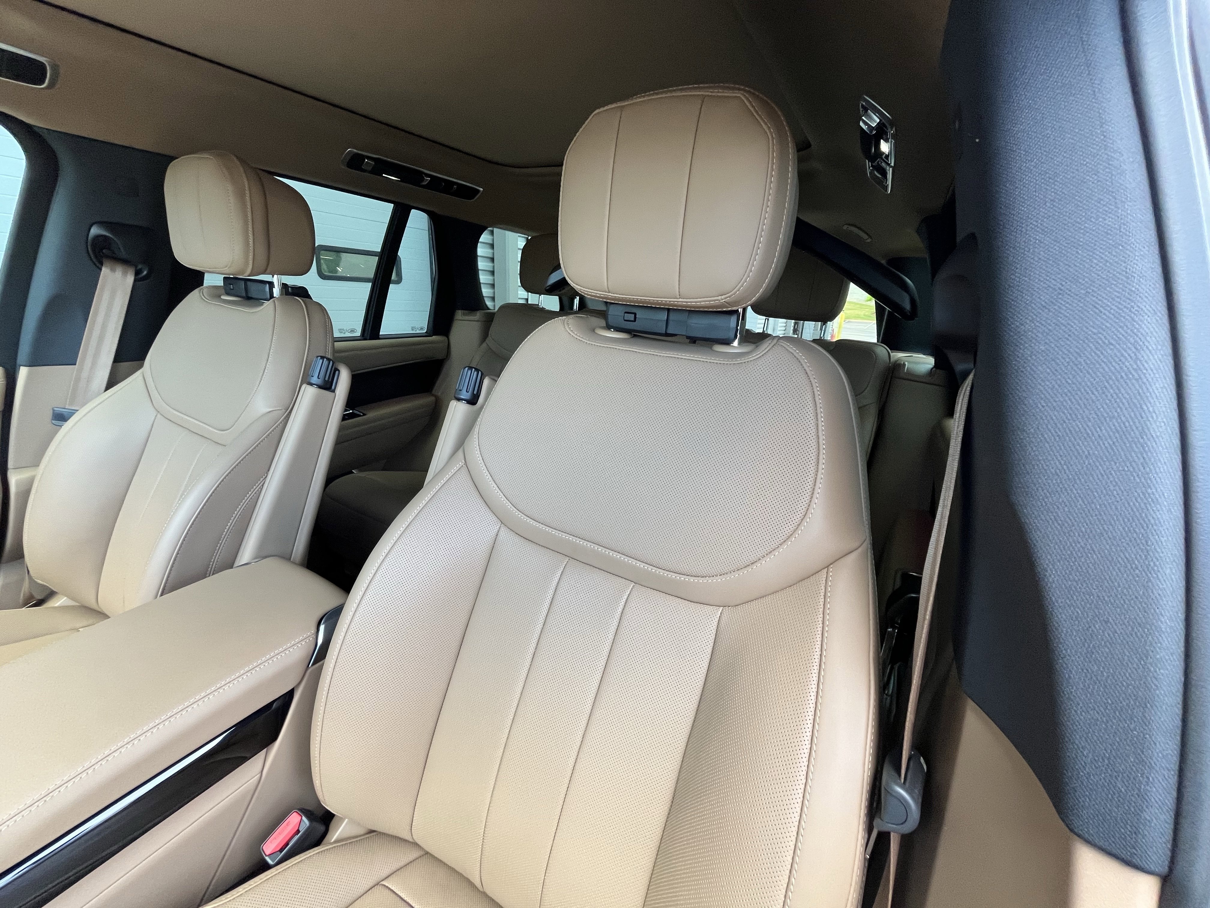 Certified 2026 Land Rover Range Rover SE image 16