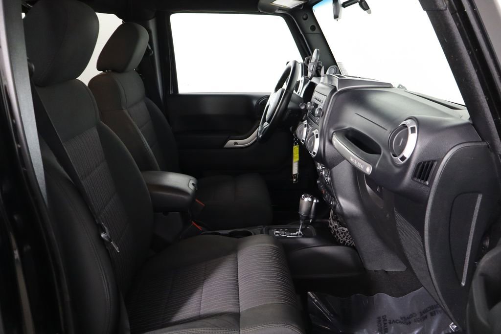 Used 2012 Jeep Wrangler Unlimited Sahara w/ Connectivity Group AWD/4WD image 18