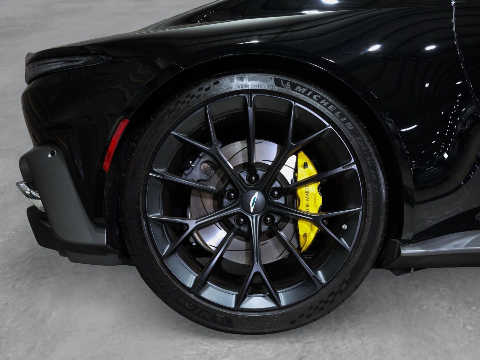 Used 2026 Aston Martin V8 Vantage Coupe RWD image 22