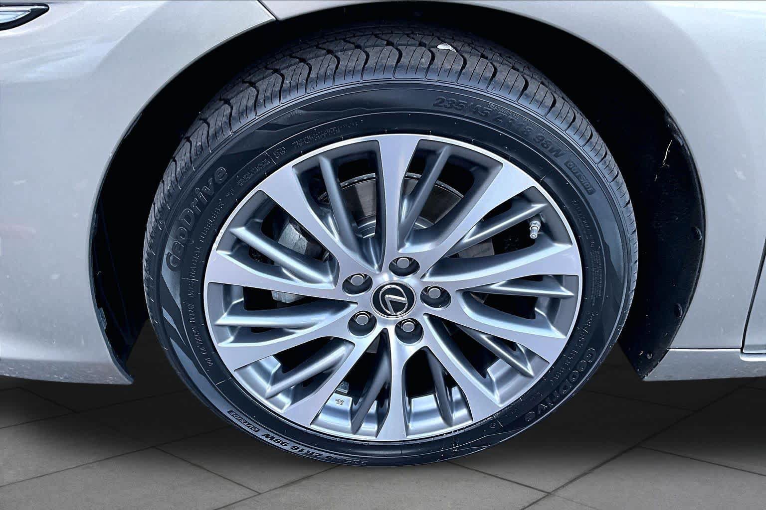 Used 2020 Lexus ES 350 w/ Premium Package FWD image 11