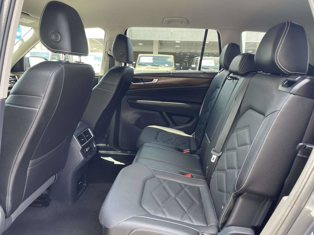 Used 2025 Volkswagen Atlas SE FWD image 21