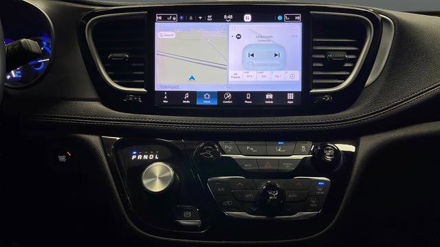 Used 2024 Chrysler Pacifica Select image 12