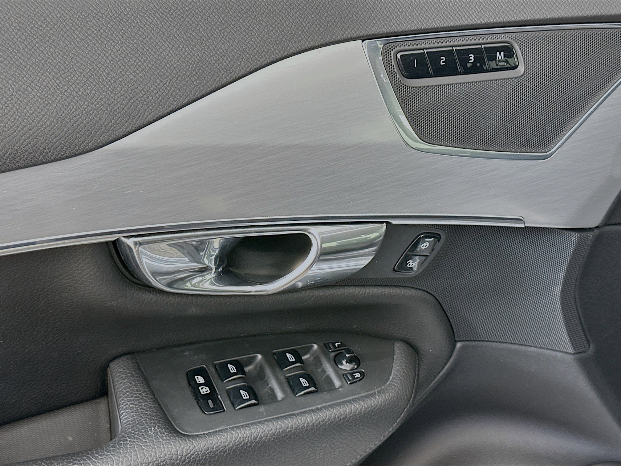 Used 2016 Volvo XC90 T5 Momentum image 15