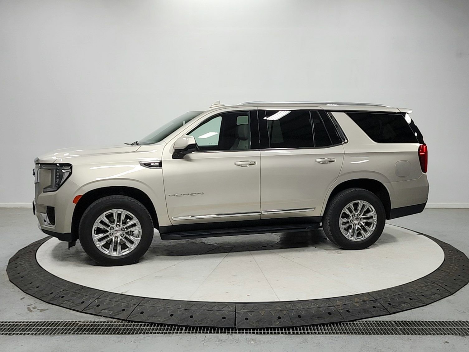 Used 2023 GMC Yukon SLT RWD image 4