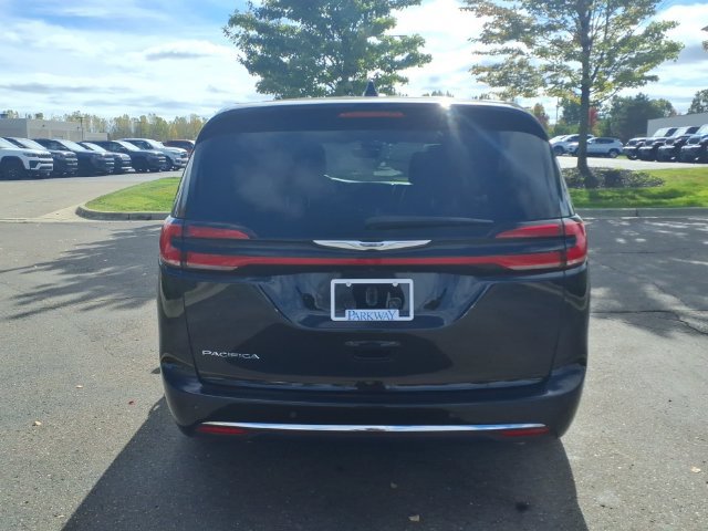 Certified 2025 Chrysler Pacifica Select FWD image 5