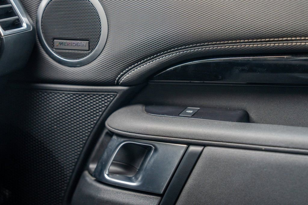 Used 2023 Land Rover Discovery S R-Dynamic image 14