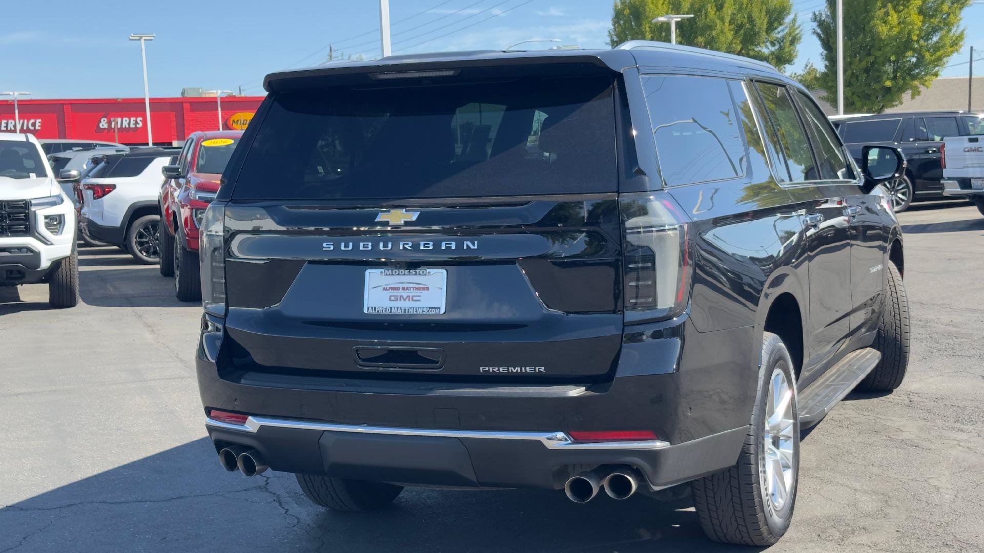 Used 2025 Chevrolet Suburban Premier AWD/4WD image 4