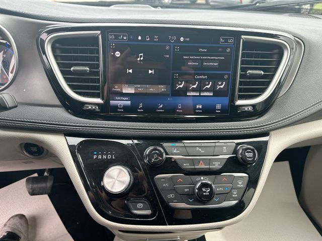 Used 2023 Chrysler Pacifica Touring-L FWD image 16