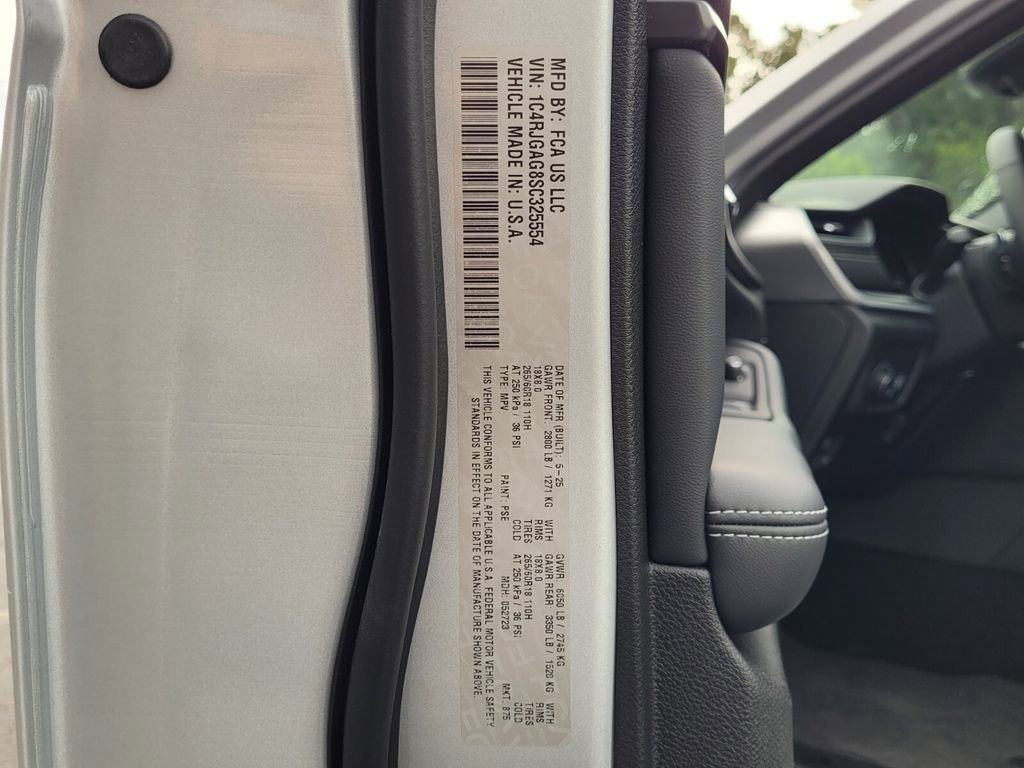 New 2025 Jeep Grand Cherokee Laredo X w/ Luxury Tech Group I image 16