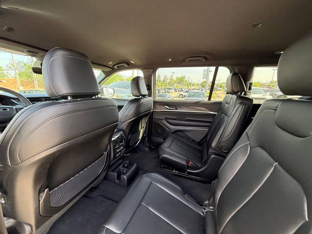 Used 2025 Jeep Grand Cherokee L Limited w/ Black Appearance Package AWD/4WD image 23
