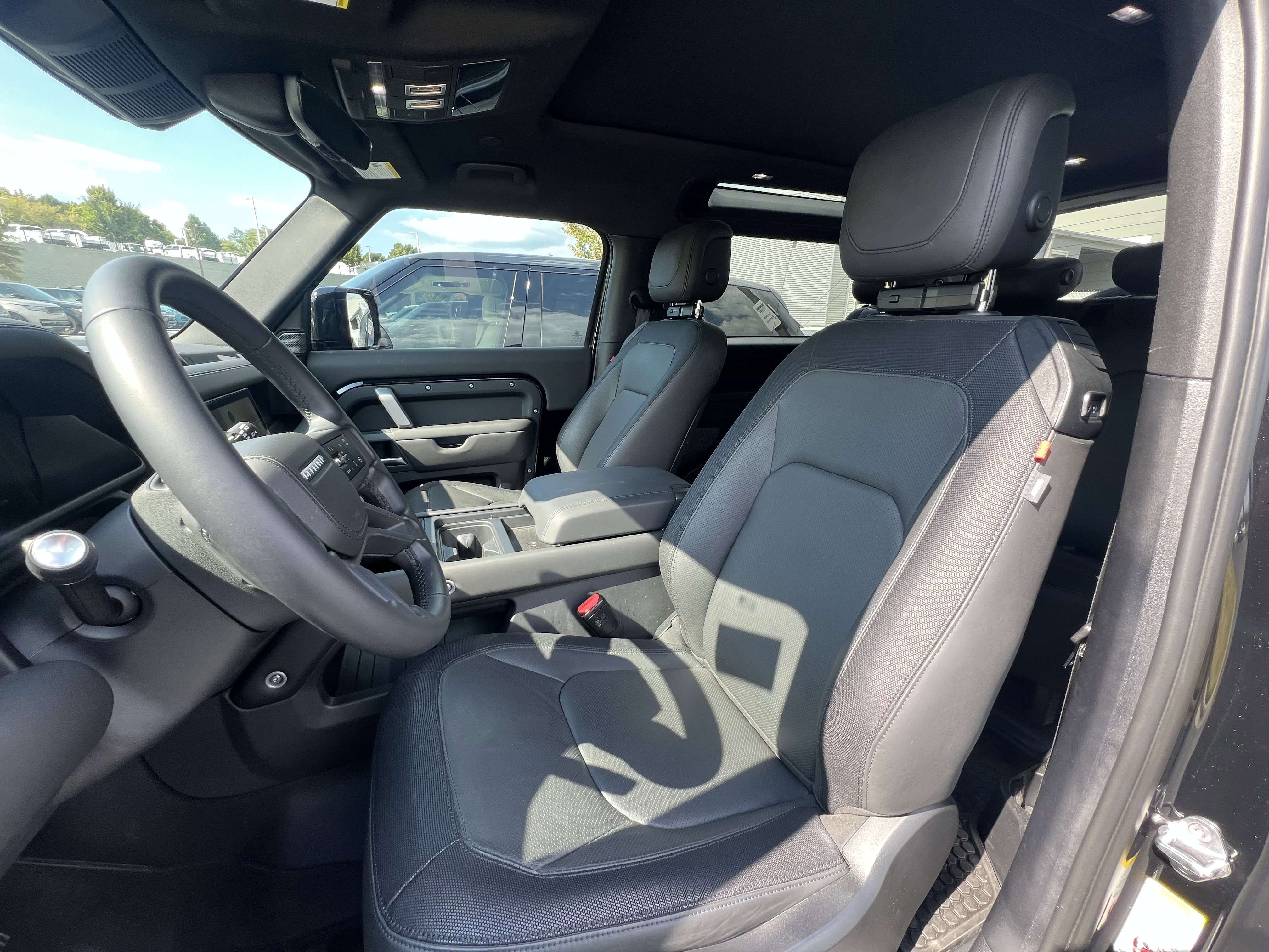 Used 2024 Land Rover Defender 90 X-Dynamic SE image 15
