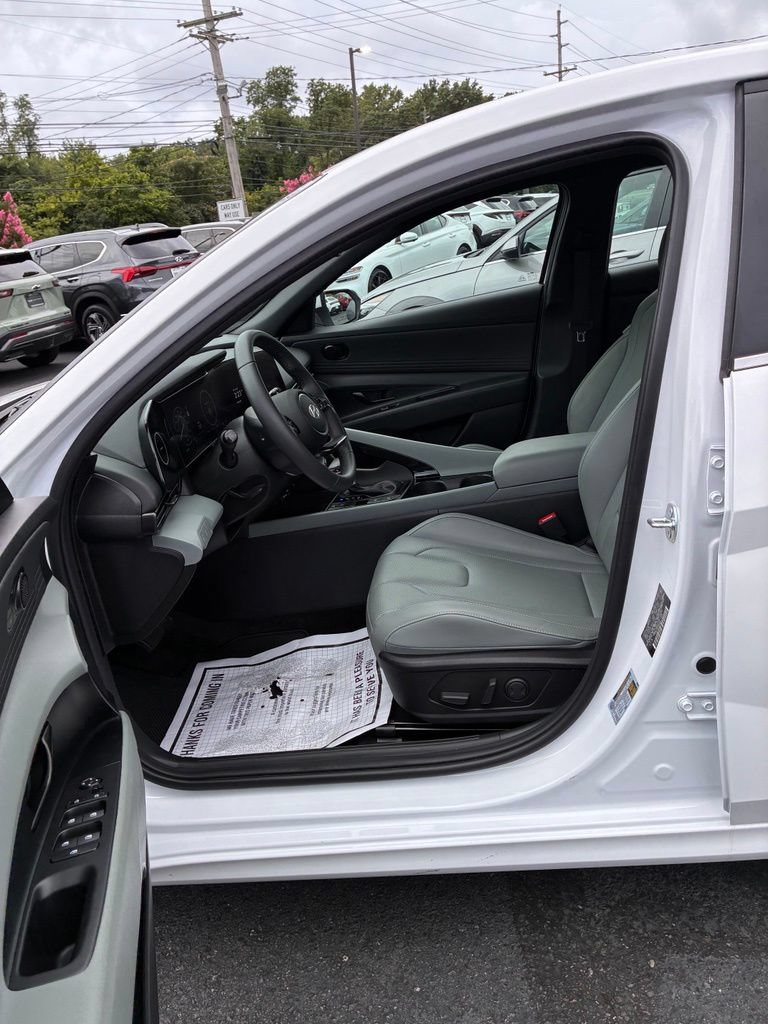Used 2025 Hyundai Elantra Limited FWD image 24